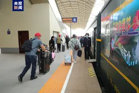 西宁至漠河旅游专列开行图片