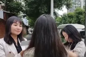 男童被妈妈带进女更衣室，女顾客怒了图片