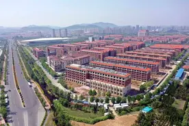 山东大学青岛校区美爆，海滨校园红瓦绿树古典而优雅图片