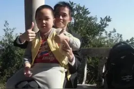 一对父子的送单路图片