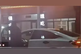“五男子酒后推车1公里回家”上热搜图片