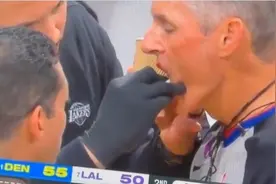 里夫斯：裁判你该给詹姆斯T 福斯特：他好像等这事儿25年了🤣图片