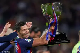 莱万进球，巴萨一边庆祝夺冠一边“送礼”图片