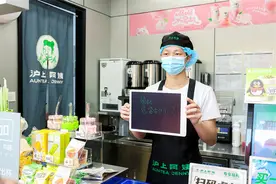 老板和员工都是残疾人，泰州这家特殊的奶茶店开业图片