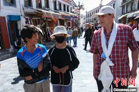 中外嘉宾拉萨偶遇“萨嘎达瓦” 学习藏传佛教“顺时针转经”传统图片