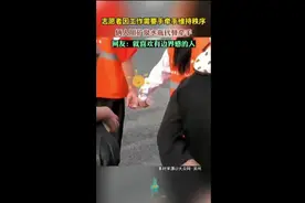志愿者因工作需要手牵手维持秩序，俩人用矿泉水瓶代替牵手，网友：就喜欢有边界感的人图片