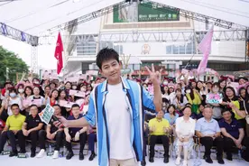 粉丝半夜接机，苏醒认为“没有意义也并不安全”图片