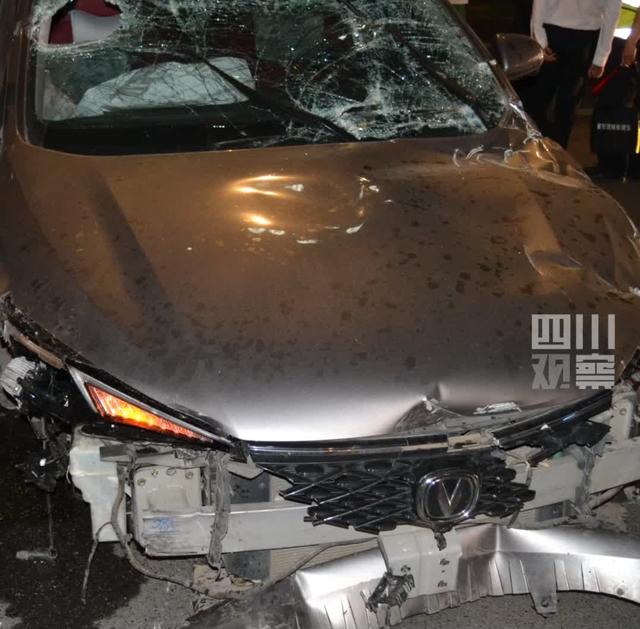 逆行、撞隔离栏、翻滚......这辆飞车好吓人！