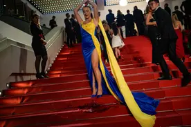 戛纳红毯上，女网红泼涂假血声援乌克兰图片