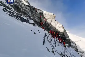 2023“巅峰使命”珠峰科考登顶科考队正在经过珠峰著名的第二台阶图片