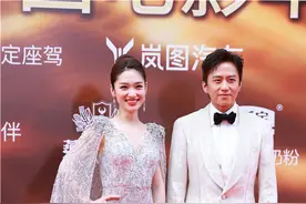 主持团来了！蓝羽、邓超亮相中国电影华表奖红毯图片