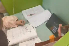 太卷了！江苏南通一萌娃医院隔间边打点滴边写作业图片