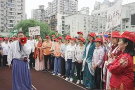 拉弓射箭、挥杆锤丸、执箭投壶 成都老年人深度体验“古代运动”图片