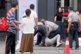 医院门口多名保安殴打外卖员，目击者：保安先动手，说话太难听图片