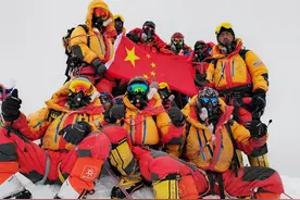 中国登山者勇攀“地球之巅”致敬人类首次登顶珠峰70周年图片
