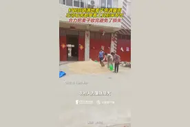 女子晾晒满地麦子将遇暴雨邻居帮收图片