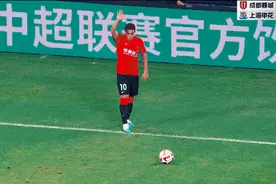 成都蓉城2:1送上海申花赛季首败，申花门将拳击对手被罚下图片