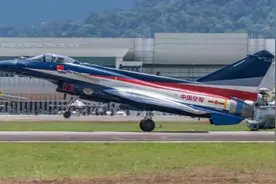 开展！歼10C首秀兰卡威！图片