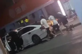 “五兄弟”喝酒后推车前行：离家就1公里，叫代驾不划算图片