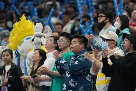 如何征服北京球迷？历任扮演者赋予霹雳鸭独特的生命力图片