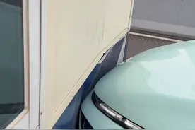 女子驾车上高架遇警亭“拦路”撞车，后续来了！图片