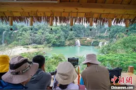 中越边境广西大新：德天跨国瀑布引游人图片