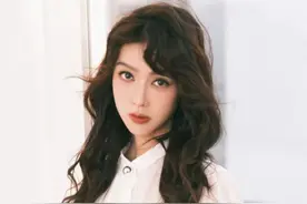 【每日听首粤语歌】《此时此刻》薛凯琪 | 如果说曲词是躯干，那么她的声线就是这首歌的灵魂图片