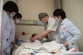 “重建”乳房的乳腺癌患者：她在伤疤上纹了竹子和莲花图片