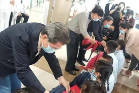 “六一”将至，四川省关工委为唇腭裂孩子送去关爱图片