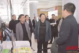 我随书记去调研丨营商环境要更好，路在何方——龙山县委书记时荣芬走进“市民之家”调研营商环境图片