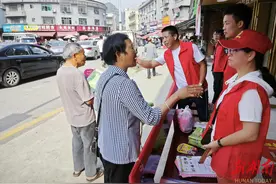 新化县炉观镇利用赶集日开展政法综治宣传活动图片