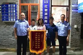 深夜被困悬崖 民警连夜进山救人图片