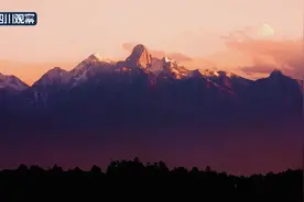 川渝好风光丨晚霞耀贡嘎 金光穿云出图片