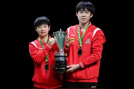 （体育）乒乓球——世乒赛：混双颁奖仪式举行图片