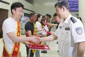 铁锨拍头！天津大爷“该出手时就出手”，被表彰了！图片