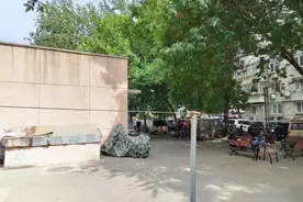 社区高效安装晾衣绳 解决居民晾晒难题图片