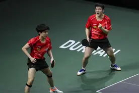 （体育）乒乓球——世乒赛：樊振东/王楚钦男双夺冠图片