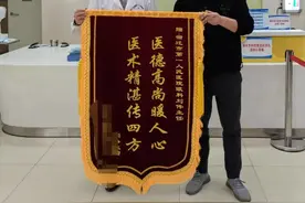 被树枝戳掉的眼球，“种”回去了！图片