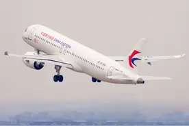 重磅！国产大飞机C919商业航班今天首飞，内部细节曝光：经济舱156座，餐食叫“五福临门”图片