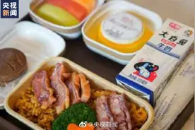 东航C919提供腊味煲仔饭图片