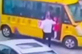 揪心！女童下校车瞬间被撞倒碾压图片