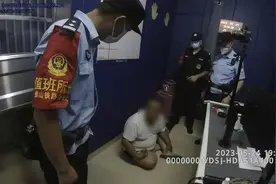 喝酒莫贪杯！男子在火车上“耍酒疯”被拘留10日图片