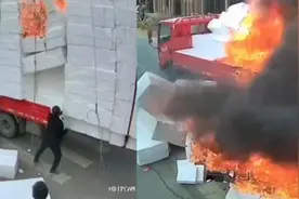 拉泡沫大货车起火，司机连喊“完了”奋力扑救却无能为力，一车泡沫瞬间成灰烬视频封面