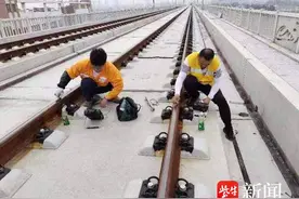 从南京南步行到江阴站，“钢轨医生”为南沿江铁路提前做“B超”图片