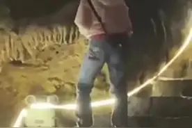 男孩用砖敲下景区钟乳石带走，警方：其监护人已配合调查 向景区赔偿图片