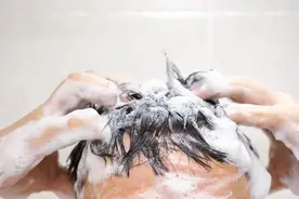 别看你总洗头，方法不对易脱发，5大误区你中了几个？图片