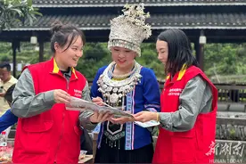 “四八姑娘节”  红马甲忙不停图片