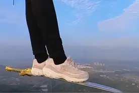 青岛姑娘第一视角带你“御剑飞行” 网友：这才是真的仗剑走天涯图片