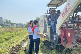 湖北全力保障联合收割机运输优先快速通行图片