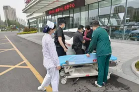 老人昏厥家人求助 日照交警紧急开道送医图片